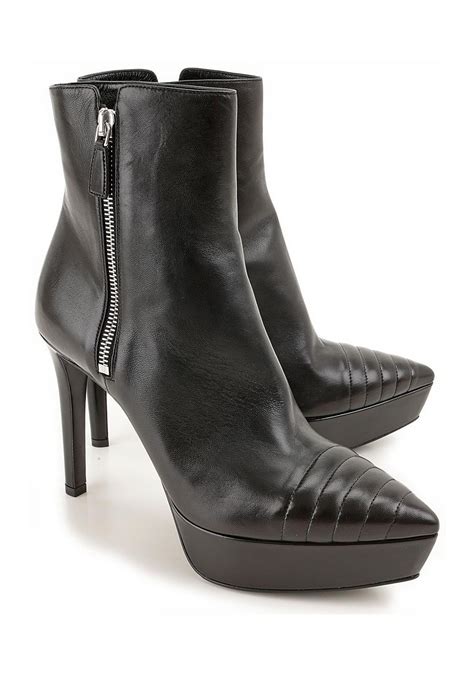 Bottines en cuir en noir – Prada .